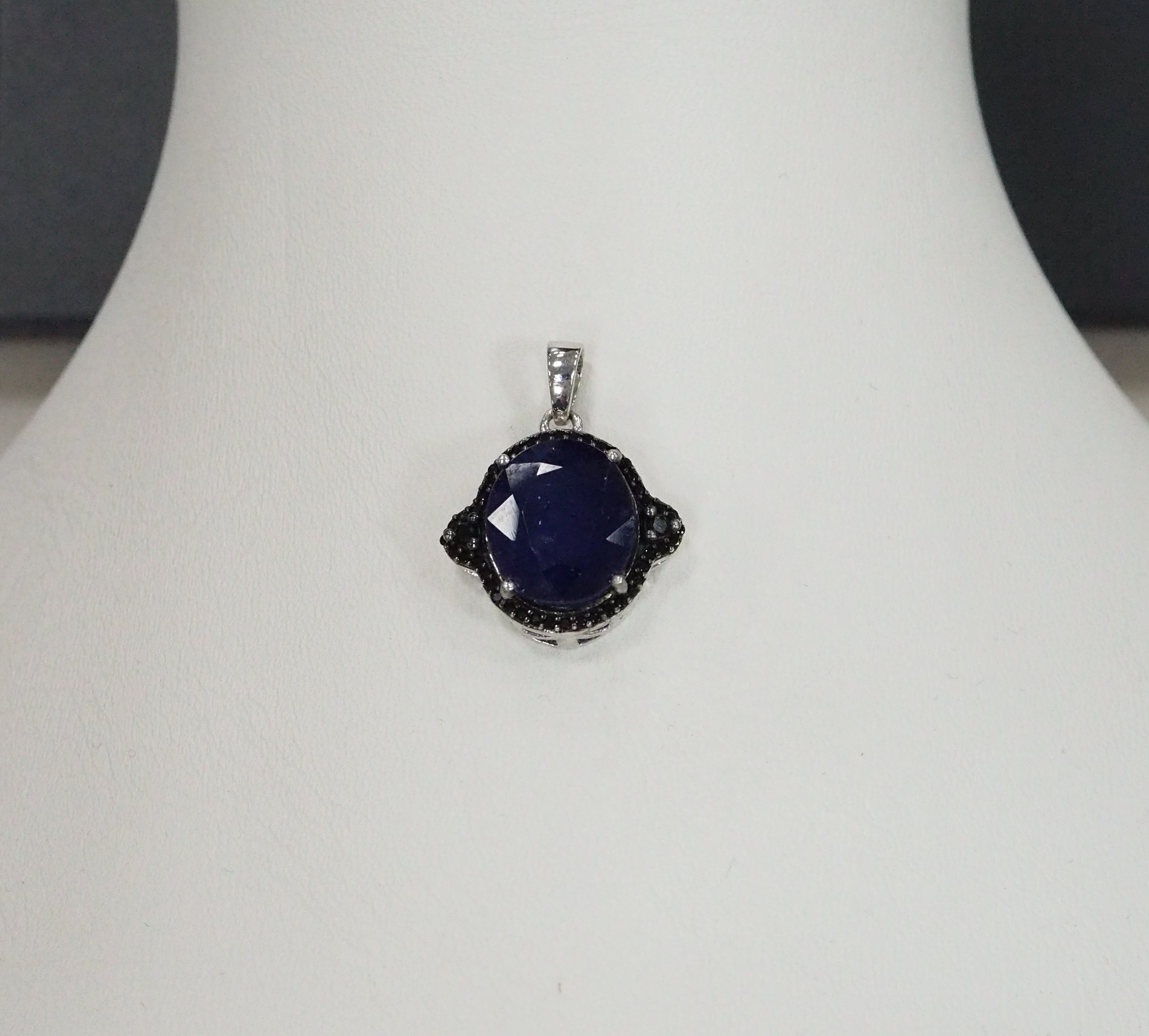 Серебряная подвеска с сапфиром